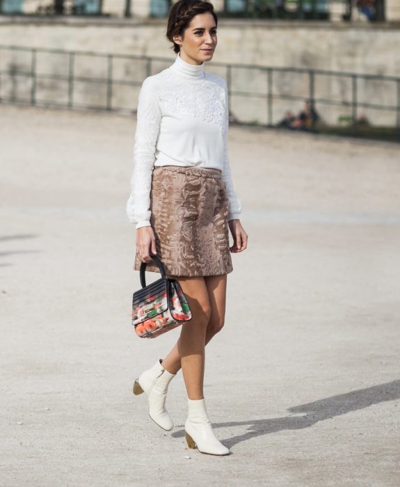 Chica usando unas botas blancas para el invierno 