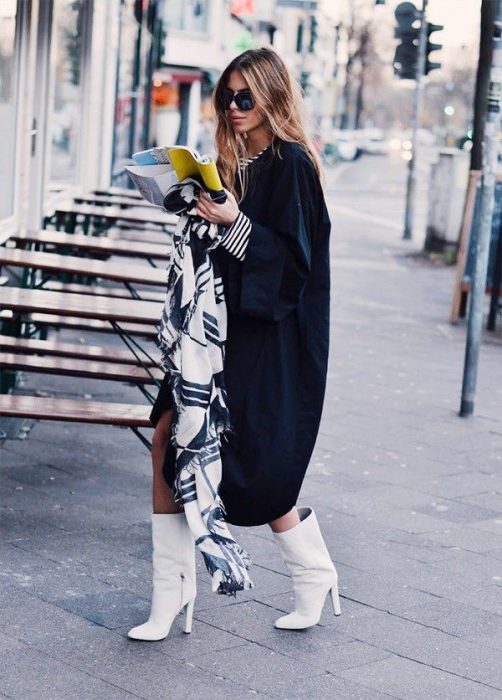 Chica usando unas botas blancas para el invierno 