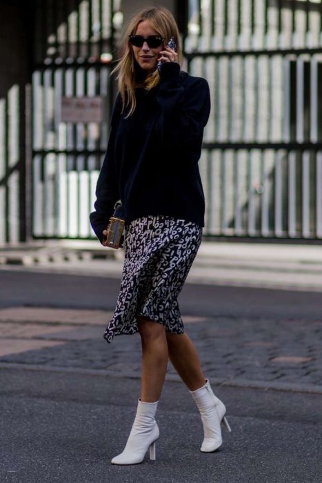 Chica usando unas botas blancas para el invierno 