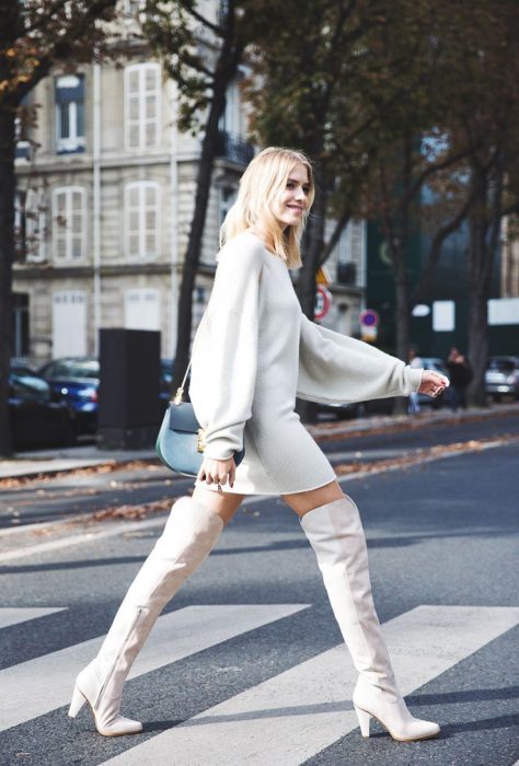 Chica usando unas botas blancas para el invierno 