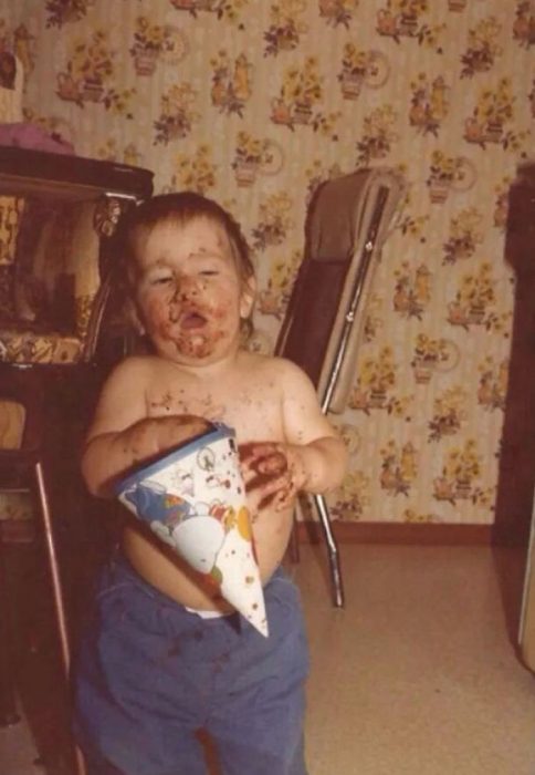 niño comiendo chocolate 