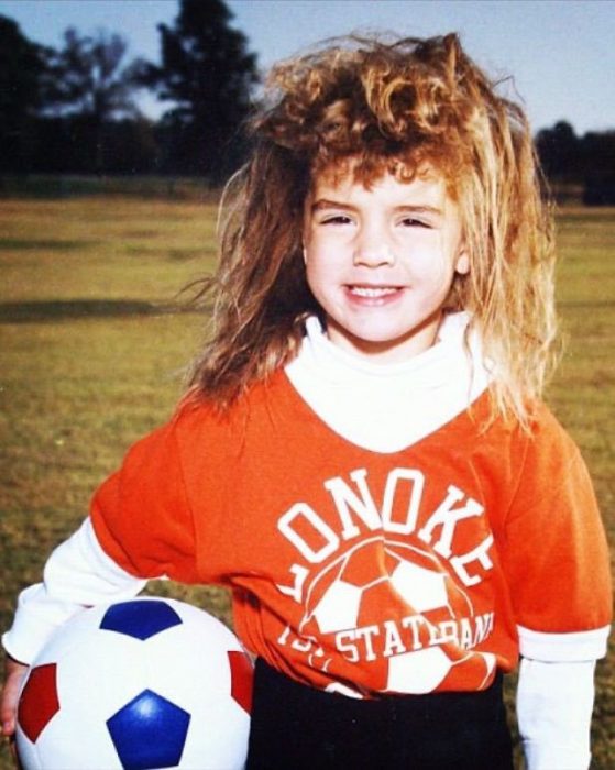 niña jugando futbol 