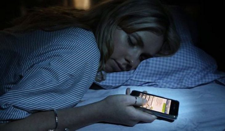chica dormida con celular en mano 