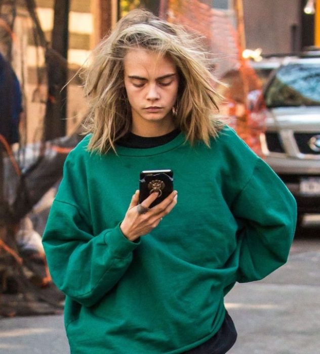 chica caminando por la calle con pijama