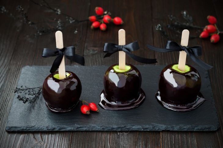 manzanas decoradas con chocolate negro 