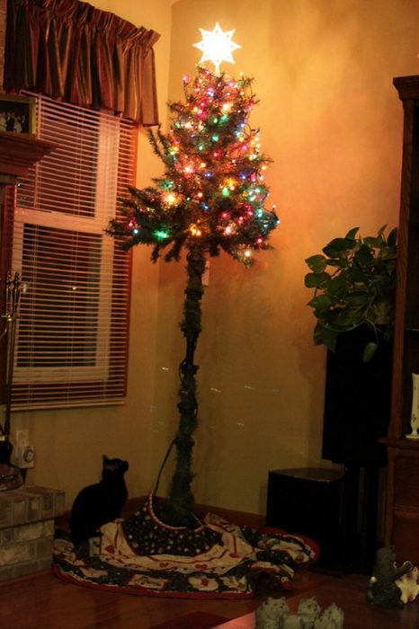 arbol de navidad con tronco abajo 