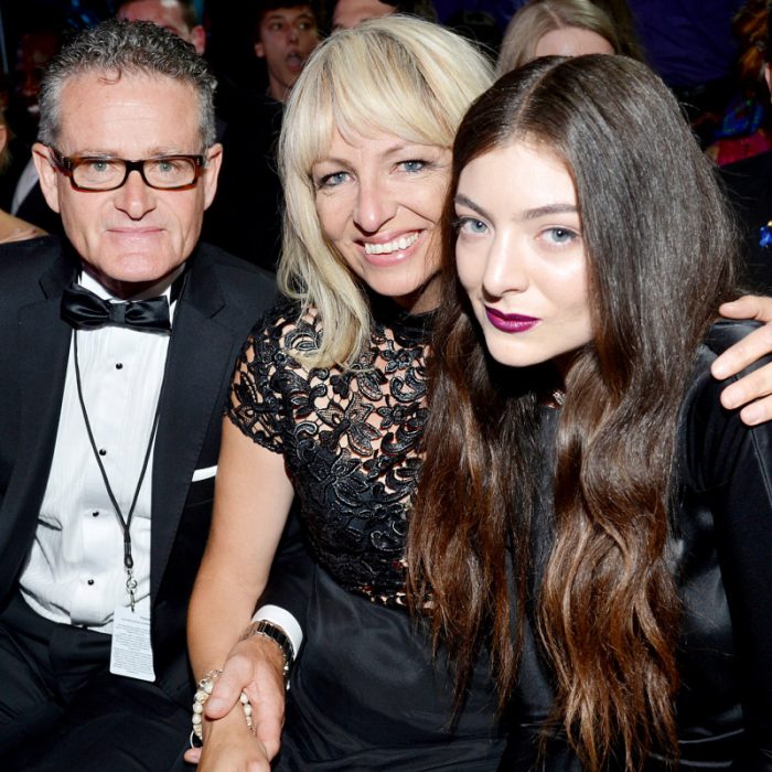 famosos viven con sus padres