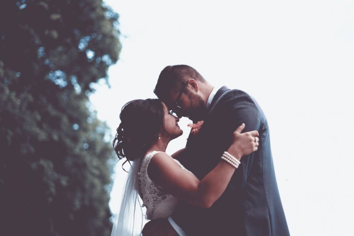 pareja de novios en el altar 