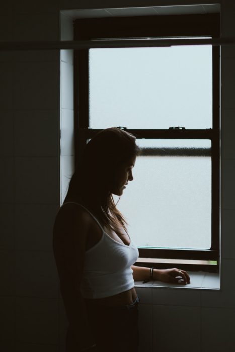 chica mirando la ventana