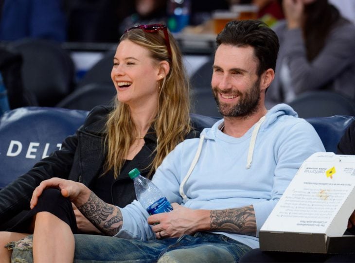 adam levine y su esposa