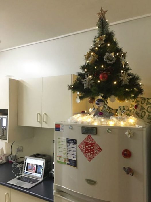 arbol de navidad arriba de refrigerador 