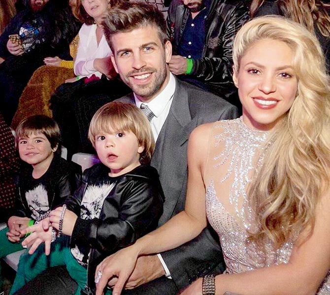 Shakira y piqué junto a sus hijos 