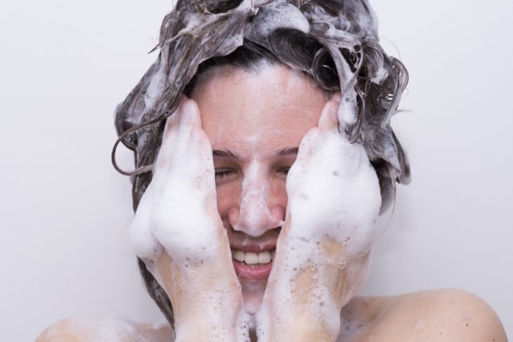 chica lavando su cabello