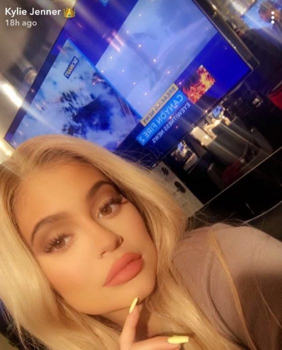 mujer rubia selfie ny televisión 