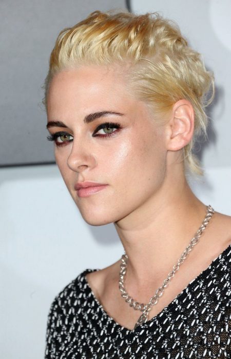 Kristen Stwart usando un maquillaje con delineado en negro y rosa 