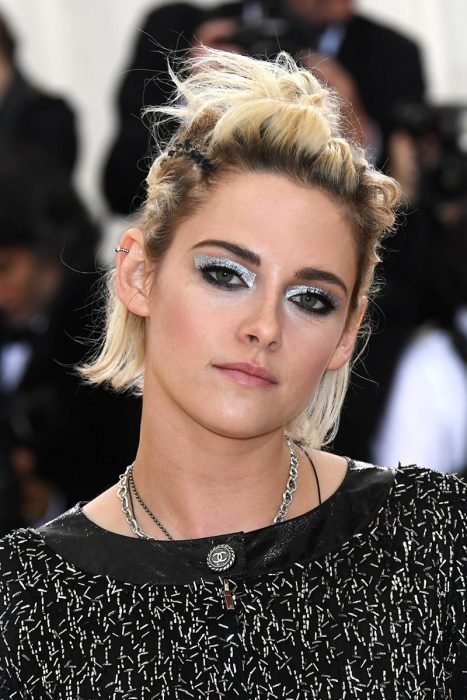 Kristen Stwart usando un maquillaje con sombras plateadas 