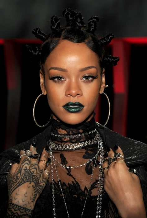 Rihanna con labios verdes y bus en la cabeza 