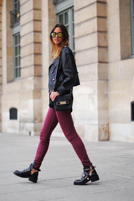  Chica usando unas botas cut-out