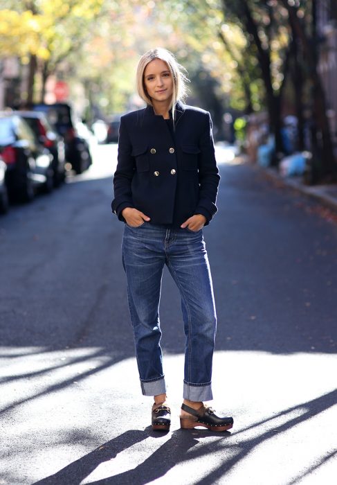 Chica usando unos Clogs en invierno 