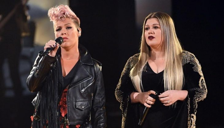 pink y kelly clarkson cantan en los amas