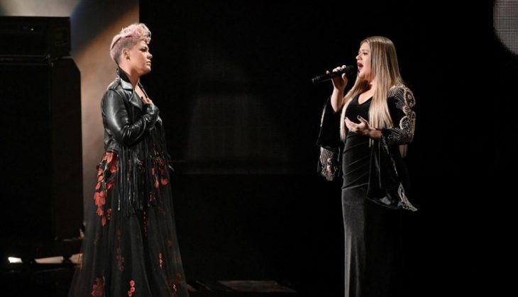 pink y kelly clarkson cantan en los amas