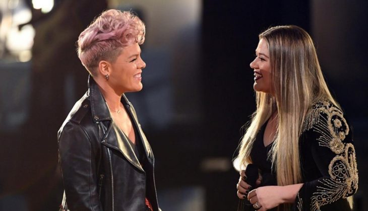 pink y kelly clarkson cantan en los ama