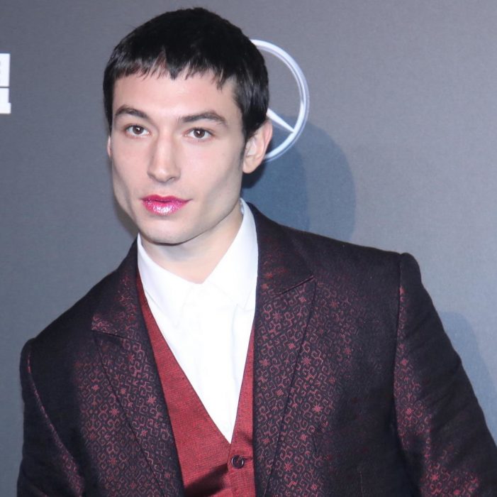 Ezra Miller lipstick estreno de justice league en pekin