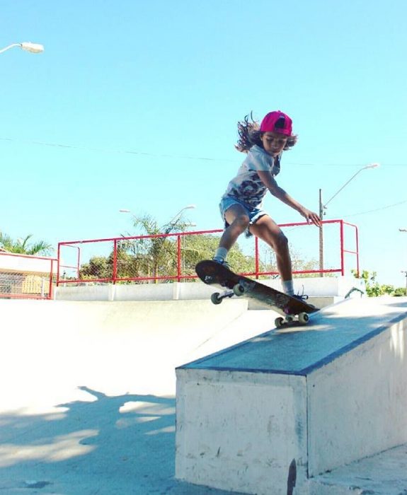 niña saltando en patineta 