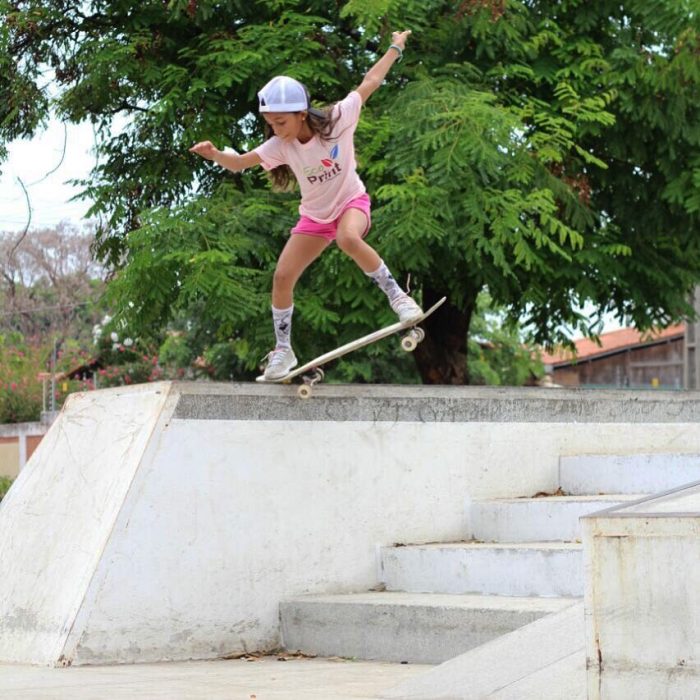 niña saltando en patineta 