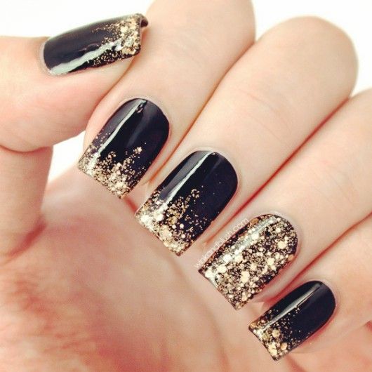 20 Diseños dorados en uñas para que tus manos deslumbren