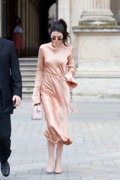 kendall jenner vestido de seda rosa