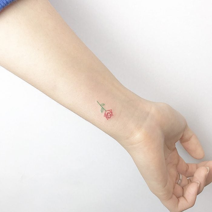 tatuaje de rosa geometrica