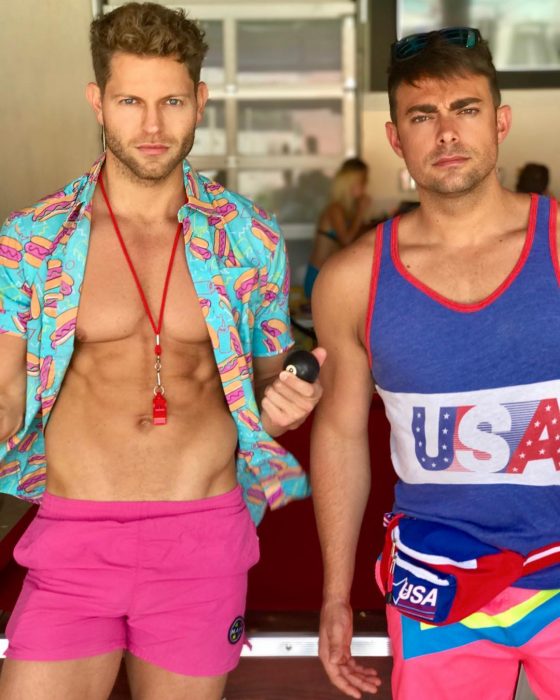 Jaymes Vaughan junto a Jonathan Bennett