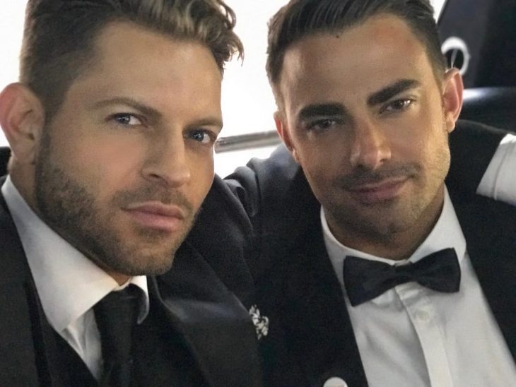 Jaymes Vaughan junto a Jonathan Bennett tomándose una fotografía 