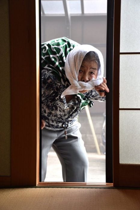 Abuela que se toma divertidas selfies en japón 