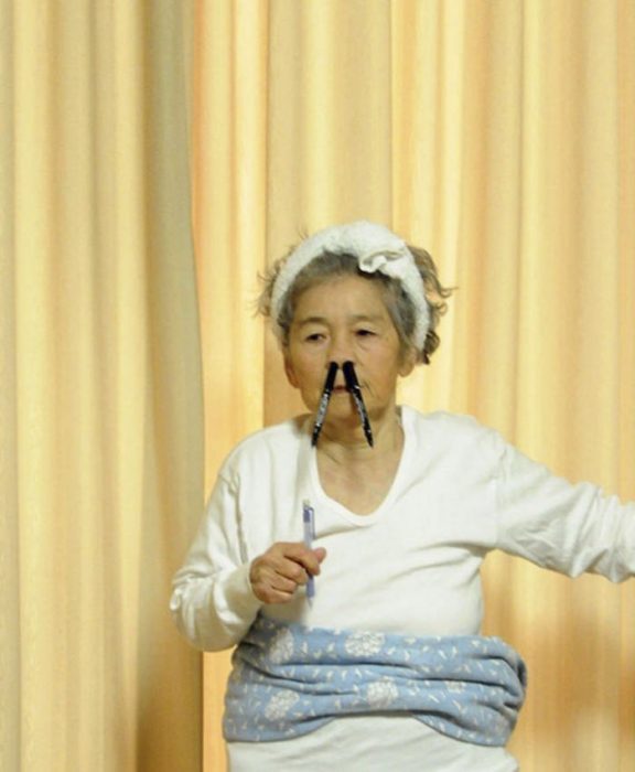 Abuela que se toma divertidas selfies en japón 