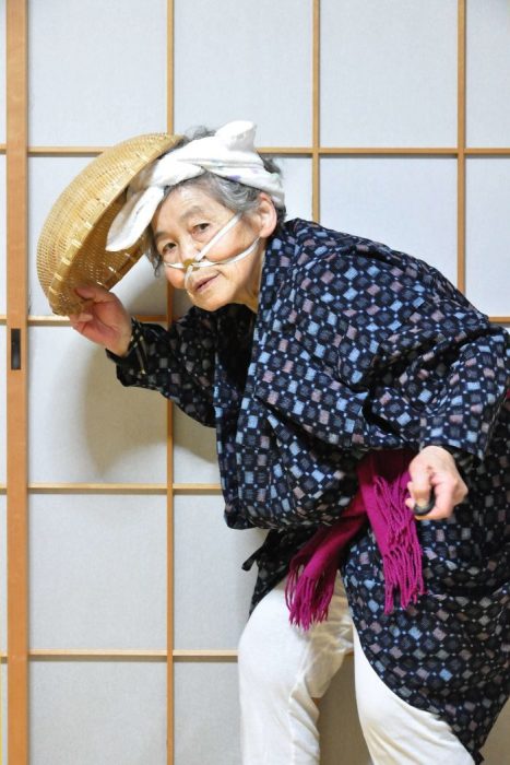 Abuela que se toma divertidas selfies en japón 