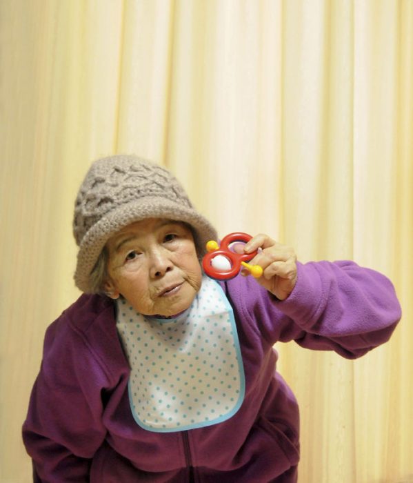 Abuela que se toma divertidas selfies en japón 