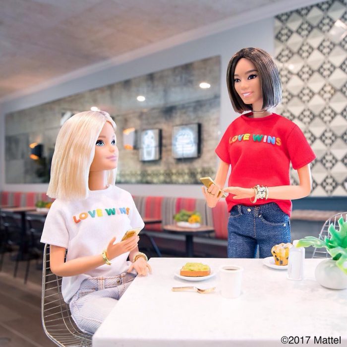 Barbie caminando junto a Aimee Song blogger y diseñadora de moda 