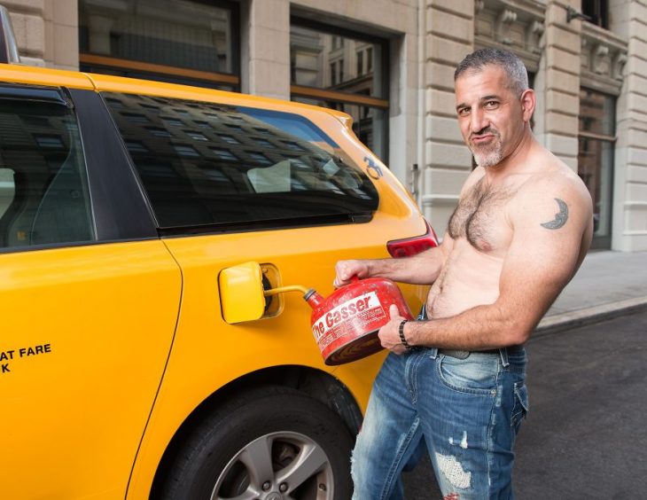 chico llenando el tanque de su auto de gasolina 