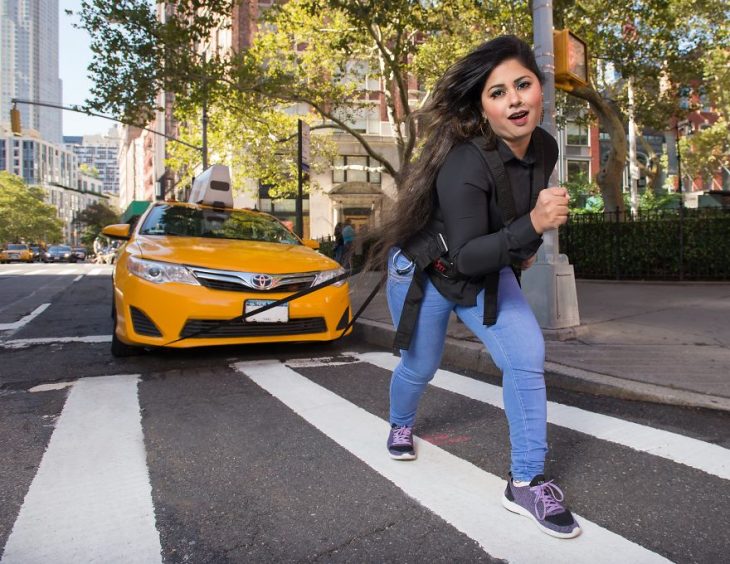 chica arrastrando un auto 