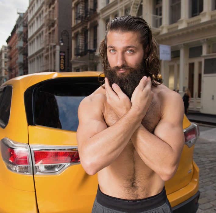 chico acariciando su barba