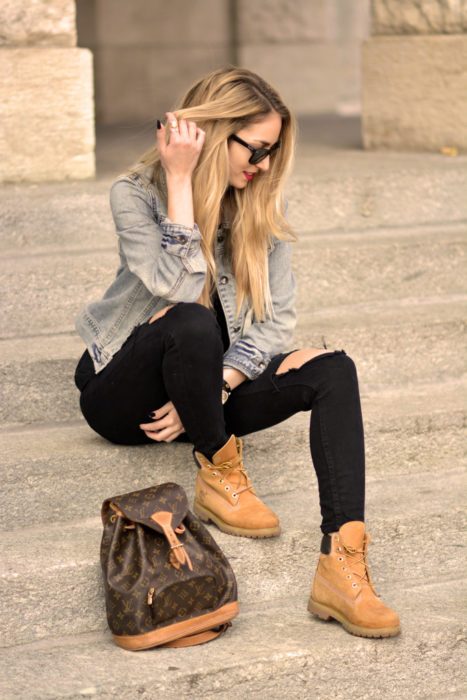 chica sentada en las escaleras