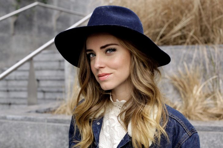 chica con sombrero negro