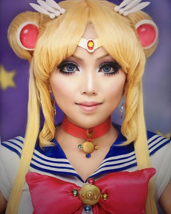 Chica disfrazada de Sailor Moon