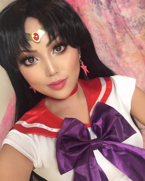 Chica disfrazada de sailor scout 