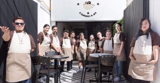 Chicos con síndrome de Down han abierto una cafetería