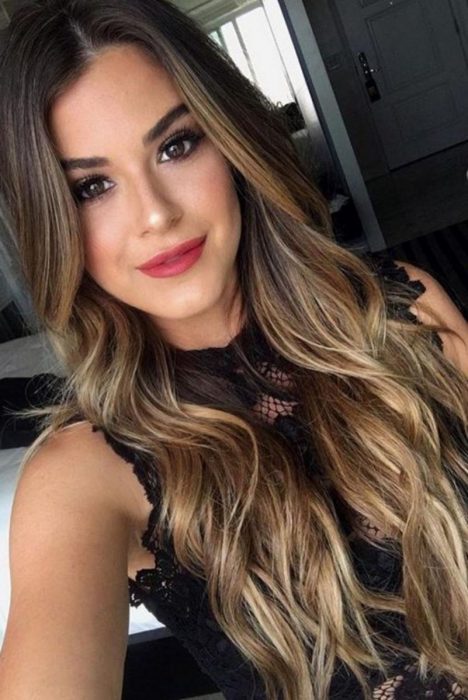 Chica usando un tinte ombré en el cabello 