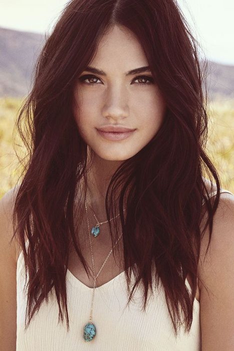 chica con cabello peinado a la mitad 