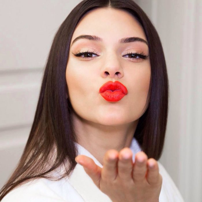 chica con labios rojos